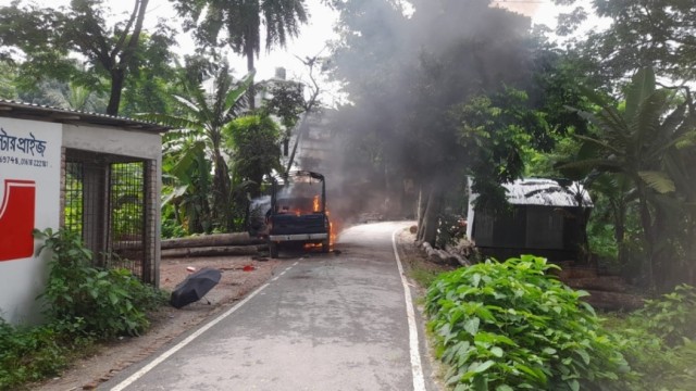 গোপালগঞ্জে পুলিশ গাড়িতে নিষিদ্ধ ছাত্রলীগের আগুন