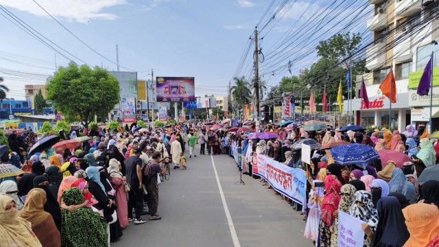 বিতর্কিত নারী সংস্কার কমিশন বাতিলের দাবিতে মানববন্ধন