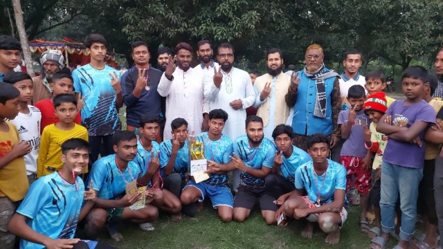 চাঁপাইনবাবগঞ্জ সদর উপজেলার গোবরাতলা ইউনিয়নে অরুনবাড়ী মিনি ফুটবল টুর্নামেন্টের চ্যাম্পিয়ন বীরসেনা ফুটবল দ