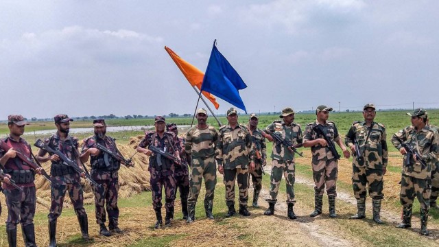 চাঁপাইনবাবগঞ্জ সীমান্তে মদ্যপ অবস্থায় অস্ত্রসহ বিএসএফ সদস্য আটক, পতাকা বৈঠকে হস্তান্তর