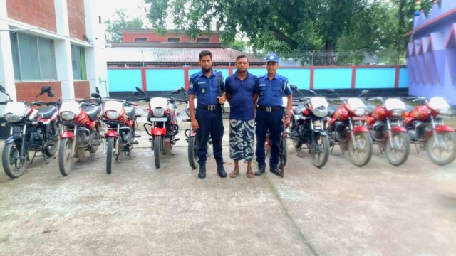 চাঁপাইনবাবগঞ্জে ১০টি চোরাই মোটরসাইকেল উদ্ধার,আটক ১
