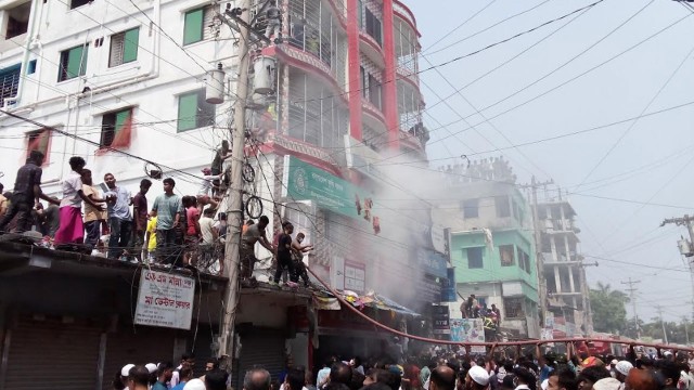 বাগেরহাটে বহুতল ভবনে ভয়াবহ অগ্নিকাণ্ড নিহত ১, আহত ৪৪