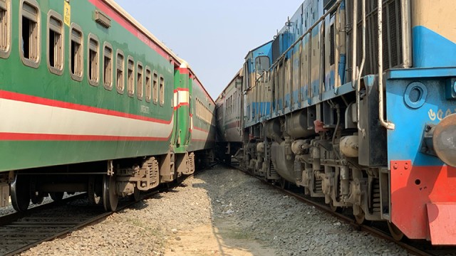 রাজশাহী রেলস্টেশনে ধূমকেতু ও বাংলাবান্ধা এক্সপ্রেস ট্রেনের সংঘর্ষ