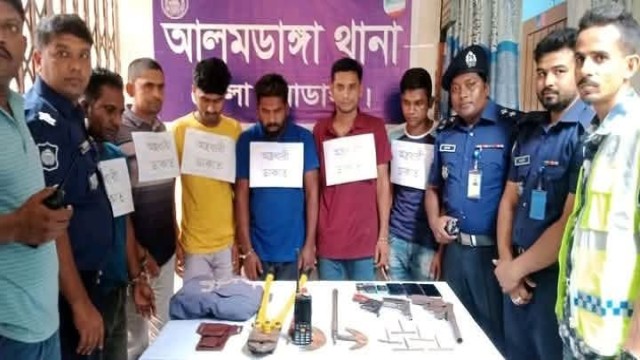 চুয়াডাঙ্গায় পুলিশের পোশাকসহ ইয়াবা ও ডাকাতির সরঞ্জাম নিয়ে ৬ জন আটক