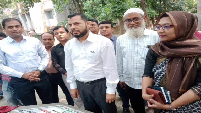 গোমস্তাপুরে উন্নয়ন কার্যক্রম পরিদর্শনে জেলা প্রশাসক আব্দুস সামাদ