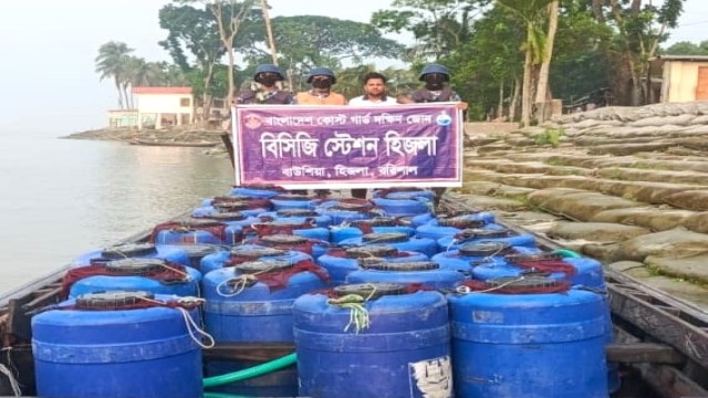 হিজলায় কোস্টগার্ড-মৎস্য অভিযানে ১ কোটি ২ লক্ষ চিংড়ির রেনু পোনা আটক