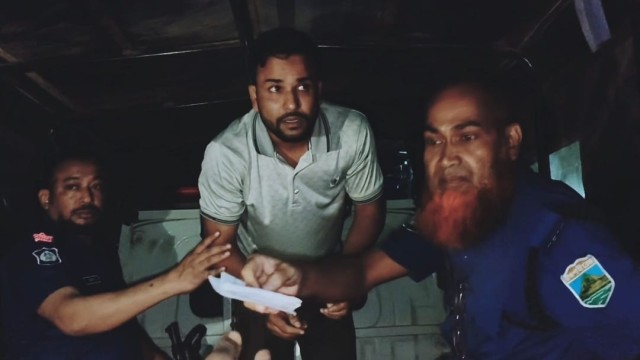 পৌরসভার কর্মকর্তাকে ভয়ভীতি-হুমকি, মারধরের চেষ্টাকালে আটক করে পুলিশে সোপর্দ