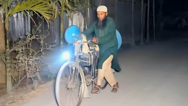 দশ বছর ধরে সাইকেলে মাইক বেঁধে সেহরির সময় গ্রামজুড়ে সবাইকে জাগিয়ে দেন আব্দুল্লাহ