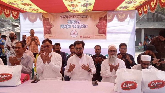 পবিত্র ঈদুল ফিতর উপলক্ষে চাঁপাইনবাবগঞ্জে এরফান গ্রুপের উদ্যোগে দুঃস্থদের মধ্যে যাকাত বিতরণ