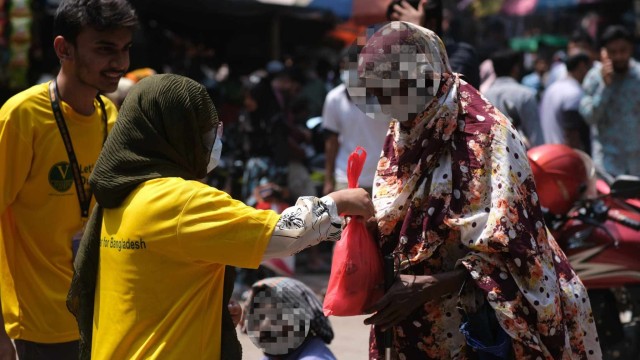 ভলান্টিয়ার ফর বাংলাদেশ চাঁপাইনবাবগঞ্জ জেলার উদ্যেগে ঈদ উপহার বিতরণ