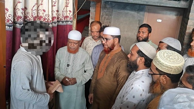 চাঁপাইনবাবগঞ্জে সড়ক দুর্ঘটনায় নিহতদের পরিবারকে জামায়াতের পক্ষ থেকে নূরুল ইসলাম বুলবুলের নগদ অর্থ সহায়তা প্রদান
