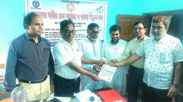 গোমস্তাপুরে মরনোত্তর দাবির চেক বিতরণ