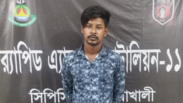 নোয়াখালীর শীর্ষ সন্ত্রাসী টিটু র‍্যাবের অভিযানে অস্ত্রসহ আটক