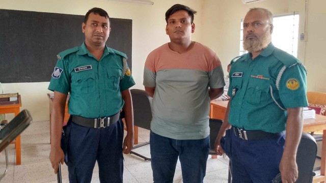 রাজশাহী কলেজে মেয়েদের উত্ত্যক্তের অভিযোগে বহিরাগতকে পুলিশে সোপর্দ