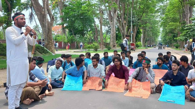 রাকসু ও আবাসনের দাবিতে রাবি শিক্ষার্থীদের ফের আন্দোলন