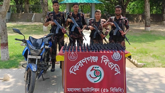 চাঁপাইনবাবগঞ্জের কিরণগঞ্জ সীমান্তে বিজিবির অভিযানে ভারতীয় ফেন্সিডিল ও মোটরসাইকেল আটক