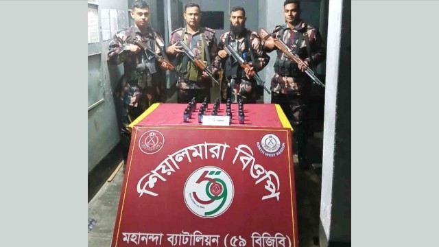 শিবগঞ্জ সীমান্তে পৃথক অভিযানে বিদেশী মদ ও ফেন্সিডিল আটক করেছে বিজিবি
