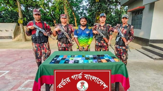 শিবগঞ্জ সীমান্তে চোরাচালানবিরোধী অভিযানে ভারতীয় ৪৫টি মোবাইলসহ যুবক আটক
