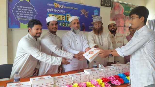 ভোলাহাটে মেধাবী ছাত্রদের মাঝে কুরআন বিতরণ