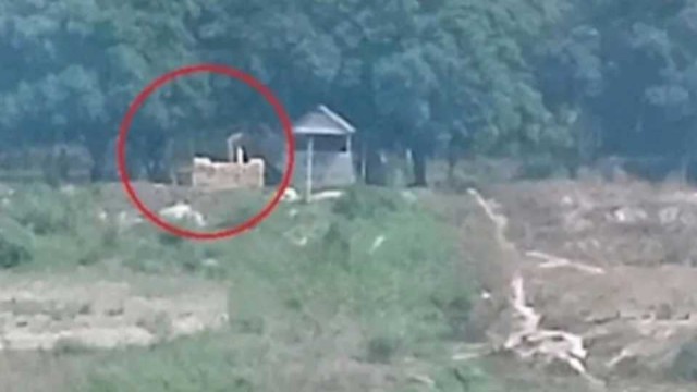 চাঁপাইনবাবগঞ্জের ভোলাহাট সীমান্তে বিএসএফের বাঙ্কার নির্মাণ
