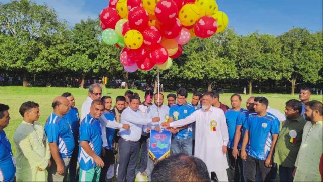 ভোলাহাটে উপজেলা প্রশাসন গোল্ডকাপ ফুটবল টুর্নামেন্ট উদ্বোধন