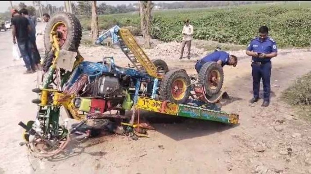 চাঁপাইনবাবগঞ্জে ট্রাক-ভটভটির মুখোমুখি সংঘর্ষে নিহত ১, আহত ১