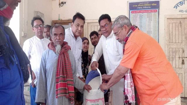 গোমস্তাপুর চৌডালা ইউনিয়নে ভিজিএফ এর চাউল বিতরণ
