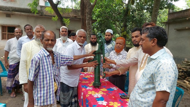 নামো-শংকরবাটি এলাকায় টিউবওয়েল বিতরণ করেছেন নূরুল ইসলাম বুলবুল