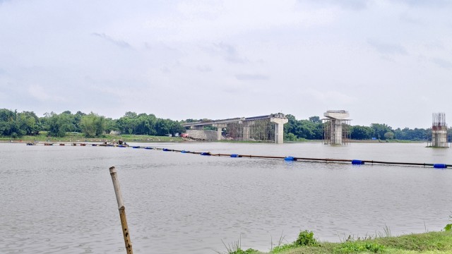 মহানন্দা নদীতে নির্মাণাধীন সেতুর পাশ থেকে বালু উত্তোলন বন্ধে ১৪ কর্মকর্তাকে লিগ্যাল নোটিশ