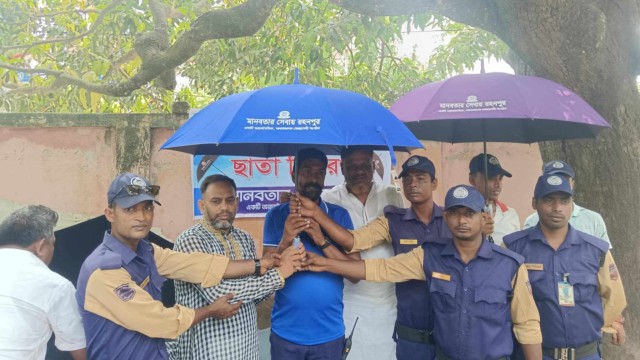 রহনপুর পৌরসভার ট্রাফিকদের মাঝে ছাতা বিতরণ