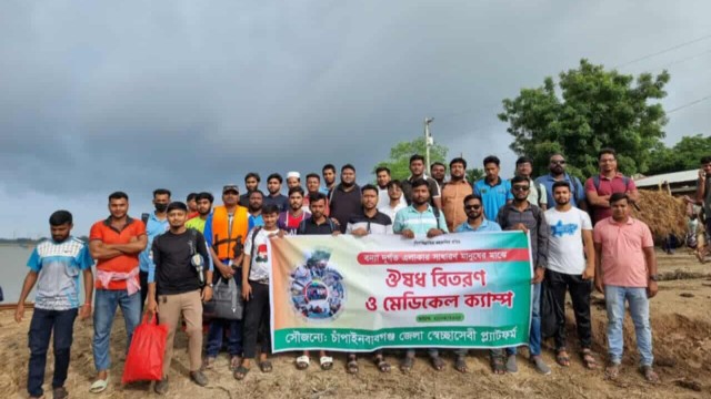 চাঁপাইনবাবগঞ্জে স্বেচ্ছাসেবী প্ল্যাটফর্মের উদ্যোগে বন্যা দুর্গতদের ঔষধ বিতরণ ও মেডিকেল ক্যাম্প