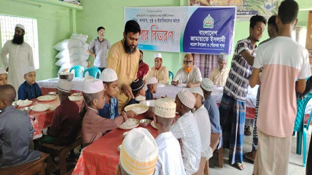 নাচোলে জামায়াতের উদ্যোগে জুলাই-আগষ্ট গণ-অভ্যুত্থানের প্রথম বার্ষিকী উপলক্ষে খাবার বিতরণ