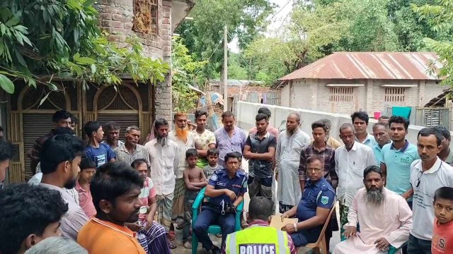 চাঁপাইনবাবগঞ্জে শ্বশুর-শাশুড়ির নির্যাতনে পুত্রবধূ মারাত্মক আহত, অভিযুক্তরা পলাতক