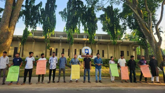 যুবদল কর্মী চাঁদা না পাওয়ায় সোহাগকে হত্যার প্রতিবাদে রাবিতে মানববন্ধন