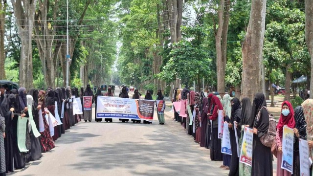 নারীবিষয়ক সংস্কার কমিশন বাতিলের দাবিতে রাবি ছাত্রীসংস্থার প্রতিবাদ কর্মসূচি