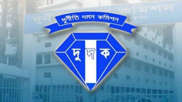 চাঁপাইনবাবগঞ্জ বিআরটিএ অফিসে দুদকের অভিযান: ৩ দালাল আটক