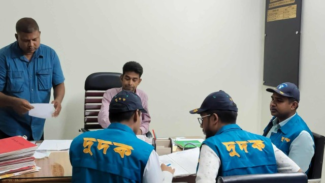 গোমস্তাপুর স্বাস্থ্য কমপ্লেক্সে দুদকের অভিযান
