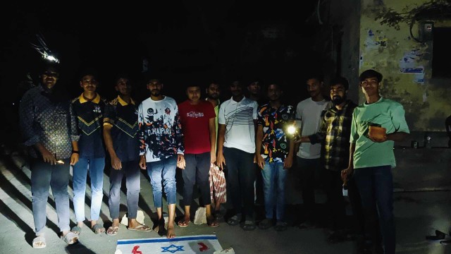 দুর্গাপুর চাইপাড়ায় ছাত্র-যুবকদের উদ্যোগে ইসরায়েলের পতাকা পদদলনের প্রতিবাদ কর্মসূচি