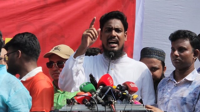চাঁপাইনবাবগঞ্জের মানুষ হাসিনাকে আম গাছে বেঁধে রেখে গণহত্যার বিচার করবে: আকতার হোসেন