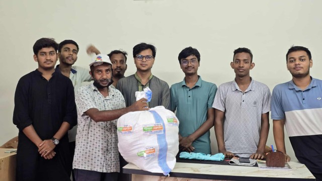 পত্রিকা বিক্রেতা রবিউল ইসলামের পাশে স্বপ্নপূরণ হেল্পলাইন