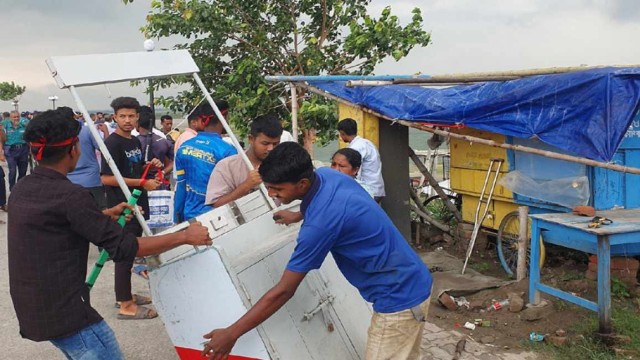 রাজশাহীর পদ্মা নদীর বাঁধ থেকে অবৈধ স্থাপনা উচ্ছেদ অভিযান