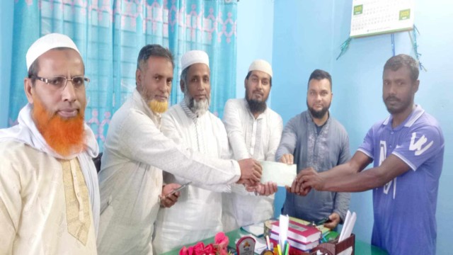 রহনপুরে সাইকেল চুরি হওয়া পত্রিকা হকারকে জামায়াতের আর্থিক সহায়তা