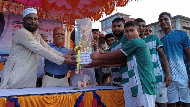 বারঘরিয়া ঈদগাহপাড়া তরুণ সংঘ আয়োজিত মিনি ফুটবল টুর্নামেন্টের ফাইনাল অনুষ্ঠিত