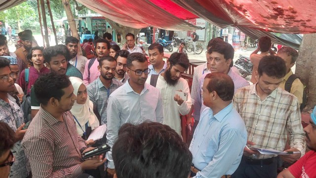 খাবারের মান নিশ্চিত করতে রাবি প্রশাসনের অভিযান
