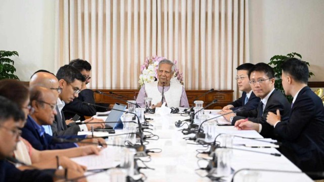 চীন সফরের অগ্রগতি পর্যালোচনায় চীনা রাষ্ট্রদূতের সঙ্গে প্রধান উপদেষ্টার বৈঠক, দ্বিপক্ষীয় সহযোগিতার রূপরেখা প্রণয়ন