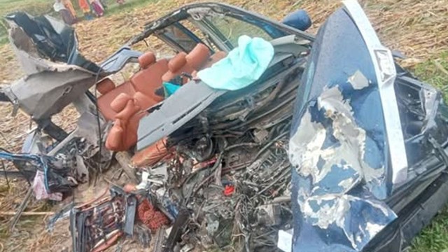 বীরগঞ্জে ট্রাক-মাইক্রোবাস সংঘর্ষে ৩ জন নিহত