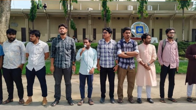 রাজশাহী বিশ্ববিদ্যালয়ে আবাসন ও রাকসুর পূর্ণাঙ্গ তফসিল ঘোষণার দাবিতে মানববন্ধন
